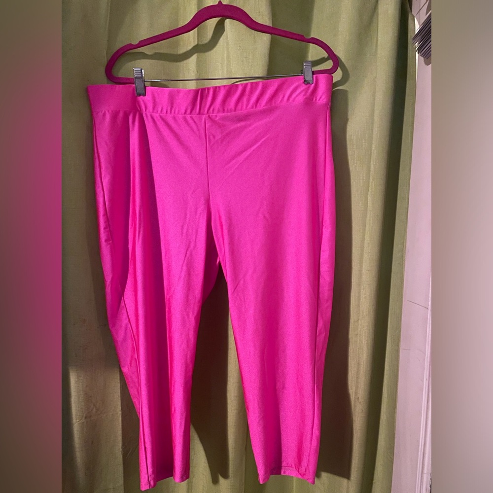 Hot pink Torrid plus size cropped leggings